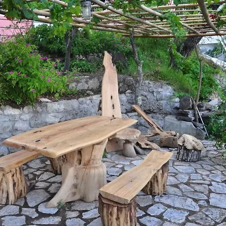 Finetsioslenia House *